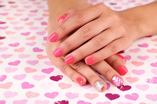 Женская рука со стильными красочными ногтями, на ярком фоне — стоковое фото