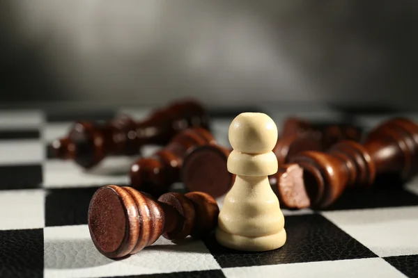 Échiquier avec pièces d'échecs — Photo