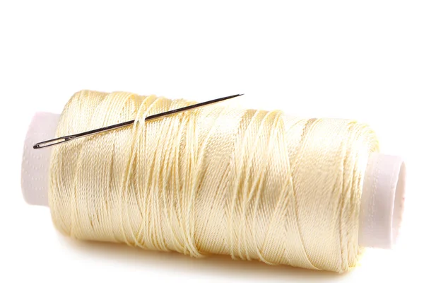 針と白で隔離される糸のスプール — ストック写真