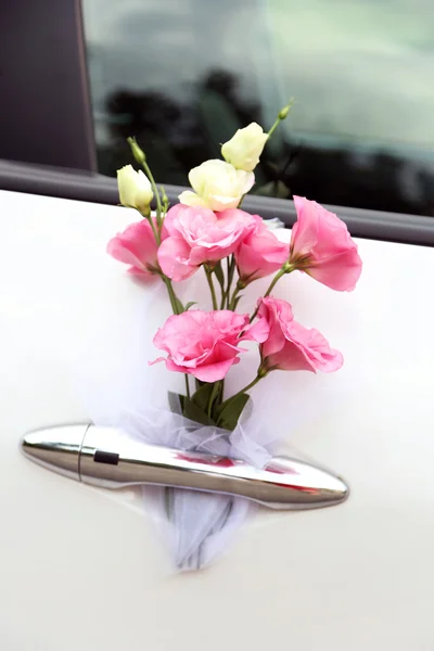 Bruiloft auto versierd met bloemen — Stockfoto