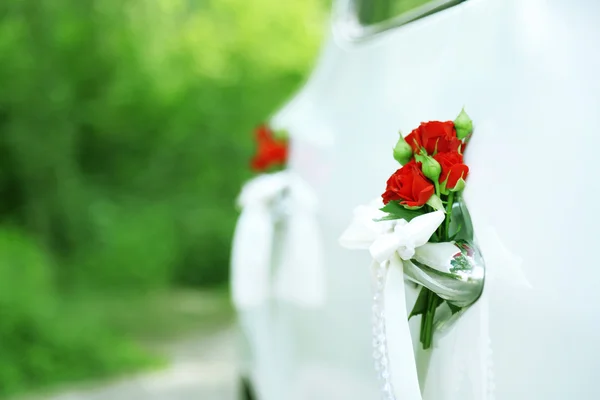 Auto da sposa decorata con fiori — Foto Stock