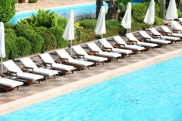 Lounge solstolar nära pool — Stockfoto