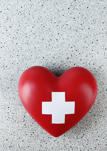 Rött hjärta med kors skylt på Cologne bakgrunden — Stock fotografie