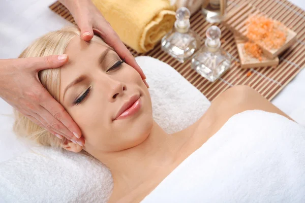 Beautiful young woman having massage in spa salon — Stock Photo, Image