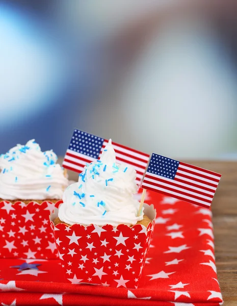 美国爱国节日木制的桌子上的纸杯蛋糕 — 图库照片