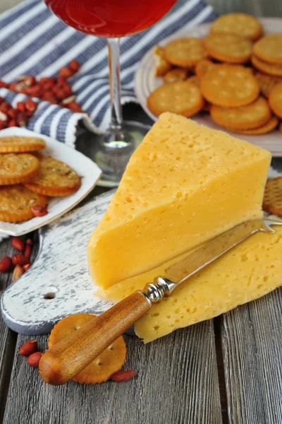 Wein, Käse und Cracker auf Holztisch in Großaufnahme — Stockfoto