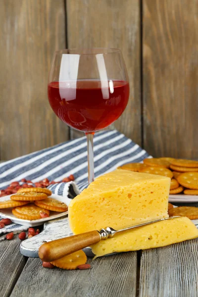 Wein, Käse und Cracker auf Holztisch in Großaufnahme — Stockfoto