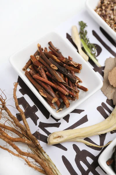 geleneksel Çin Bitkisel Tıp malzemelerin üzerine gerçek olmayan hiyeroglifler, yakın çekim