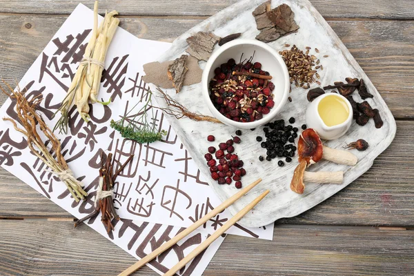 Ingredientes tradicionales de la medicina herbal china con jeroglíficos no reales, primer plano — Foto de Stock