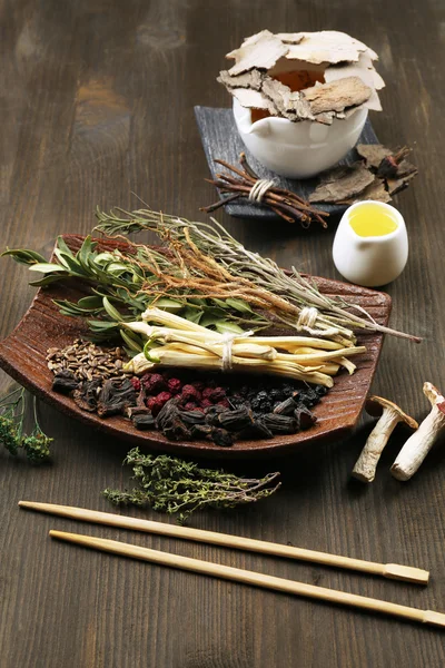 Ingredientes tradicionais de ervas medicinais chinesas, close-up — Fotografia de Stock