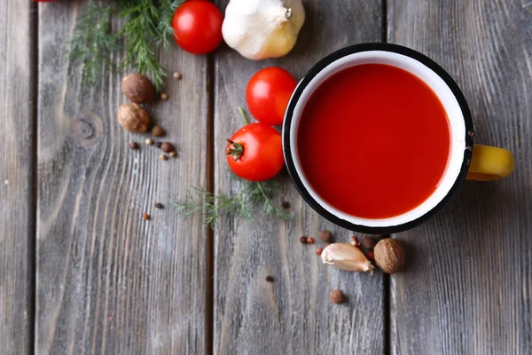 Jugo de tomate casero en taza de color, especias y tomates frescos sobre fondo de madera —  Fotos de Stock