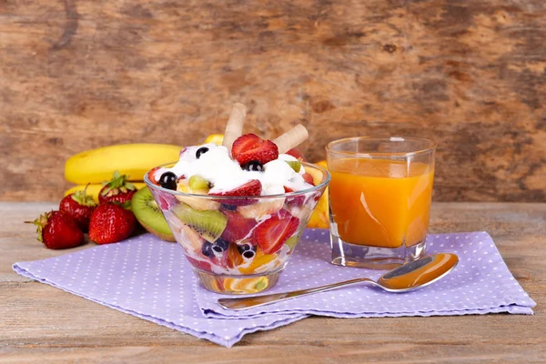 아이스크림 그릇에 나무 바탕에 주스와 신선한 과일 샐러드 — 스톡 사진