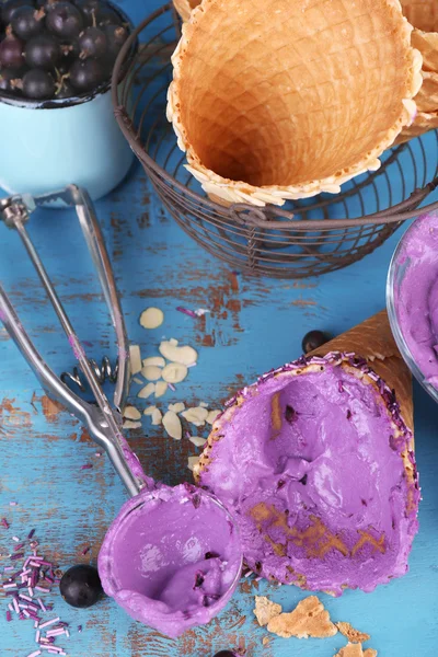 Crème glacée savoureuse aux baies fraîches sur une vieille table en bois bleu — Photo