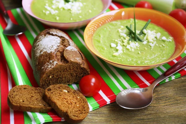 Sopa de alho-porro na mesa, close-up — Fotografia de Stock