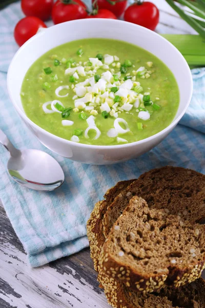 Purjolök soppa på bord, på nära håll — Stockfoto