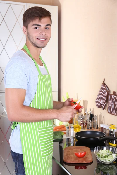 Bello uomo che cucina in cucina a casa — Foto Stock