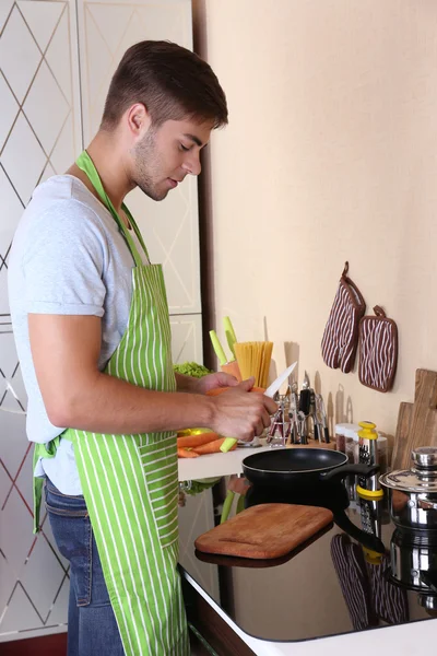 Όμορφος άντρας μαγείρεμα στην κουζίνα στο σπίτι — Φωτογραφία Αρχείου