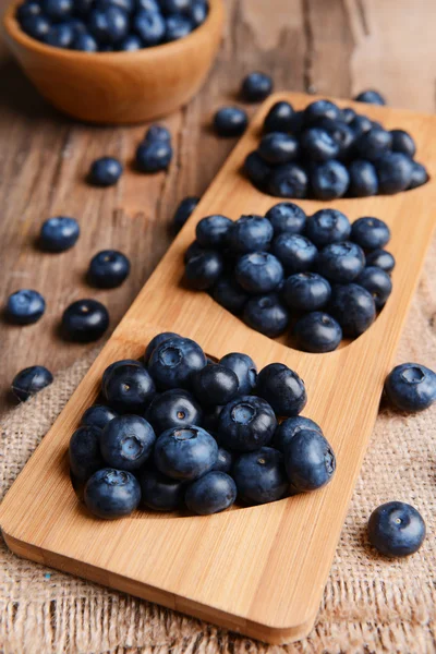 Delicious blueberries on table close-up — ストック写真