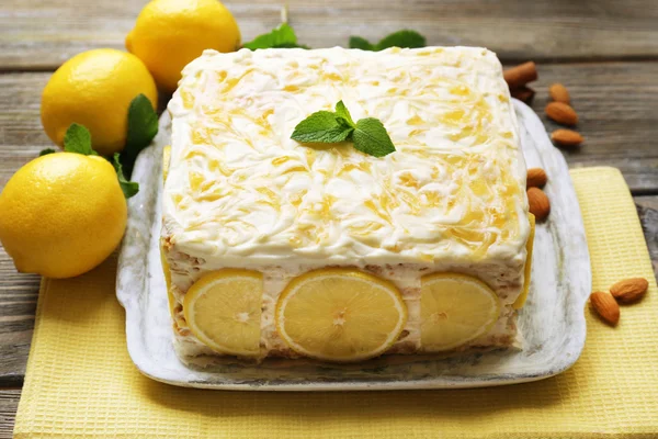 Вкусный лимонный торт на столе дома — стоковое фото