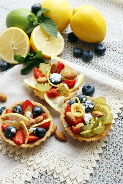 Gustosi dolci al limone in tavola a casa — Foto Stock