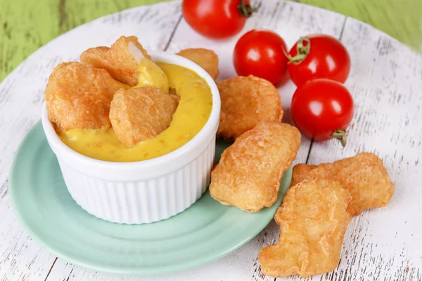 Kipnuggets met saus op tabel close-up — Stockfoto