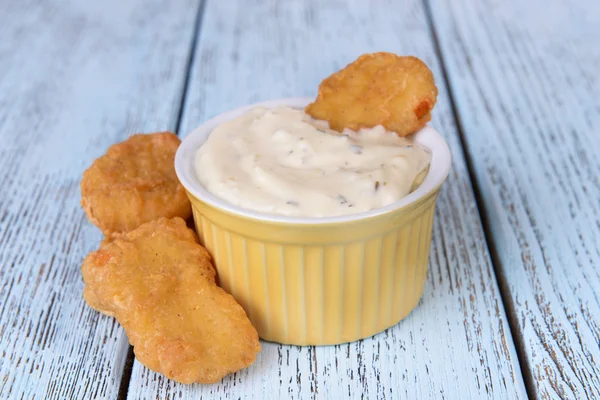 Kipnuggets met saus op tabel close-up — Stockfoto