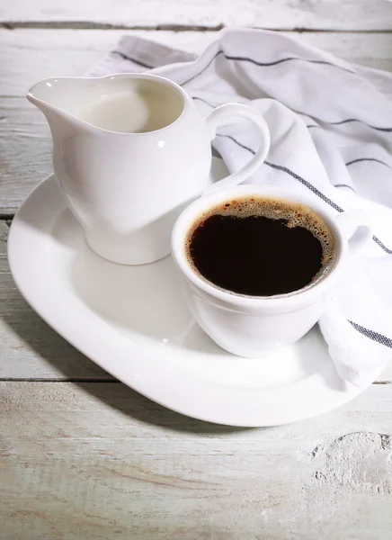Чашка кофе, сливки на цветном деревянном фоне — стоковое фото