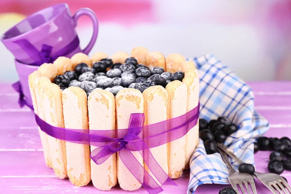 Smakelijke cake Charlotte met bosbessen — Stockfoto