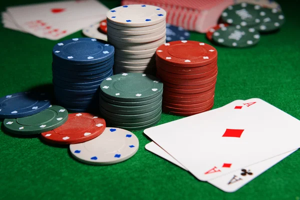 Kartları ve poker fişleri — Stok fotoğraf