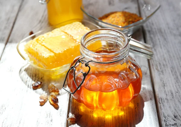Frischer Honig — Stockfoto