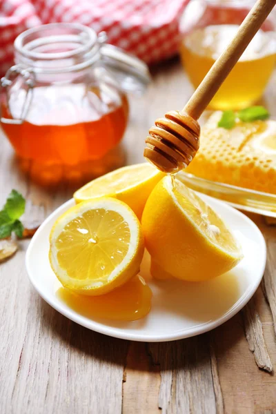 Лимон и мед — стоковое фото