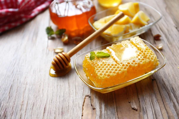 Fresh honey and sliced lemon — Stock Photo, Image