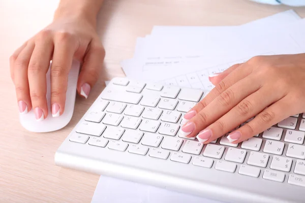 Weibliche Hand mit Computermaus — Stockfoto