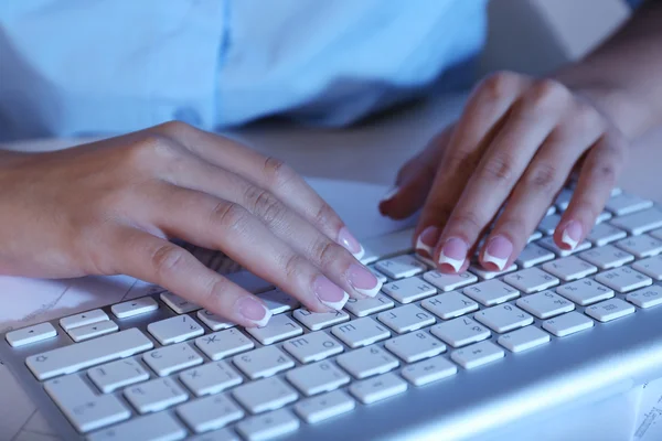 Manos femeninas escribiendo en el teclado — Foto de Stock