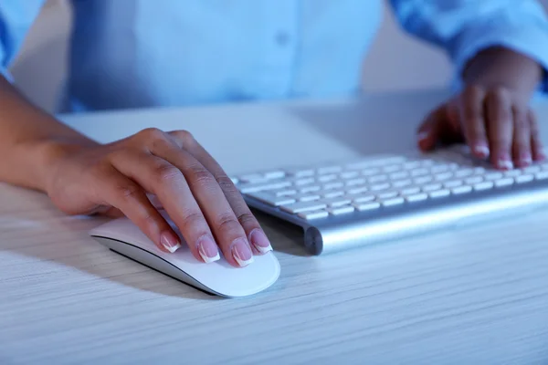 Main féminine avec souris d'ordinateur — Photo