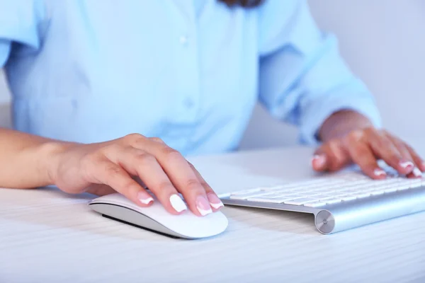Female hand with computer mouse — Stock Photo, Image