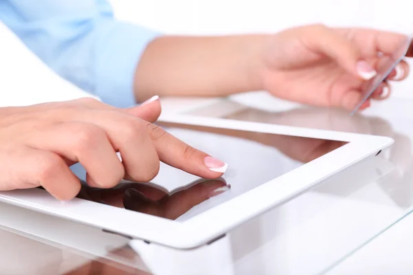 Mujer usando tableta digital — Foto de Stock