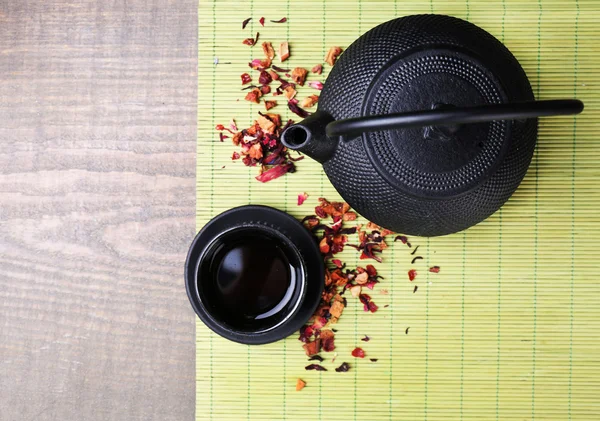 Zwarte theepot, kom en thee — Stockfoto