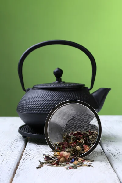 Teiera nera, ciotola e tè — Foto Stock