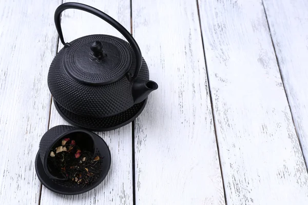 Théière noire, bol et thé — Photo