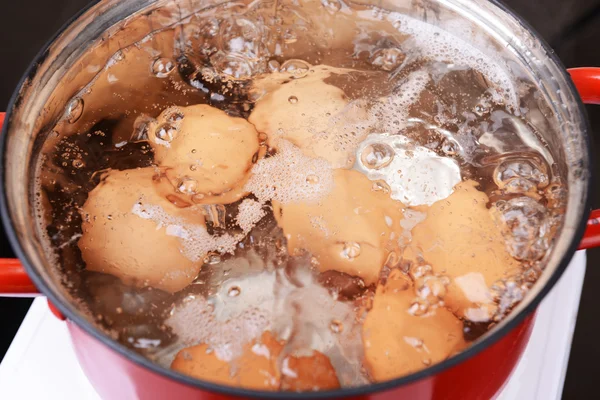 Eggs in boiling water — Stock Photo, Image