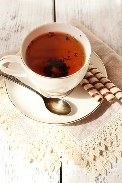 Tasse Tee auf dem Tisch — Stockfoto