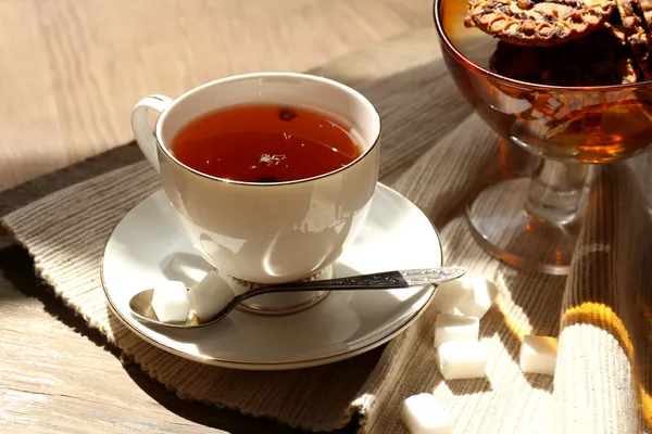 Egy csésze tea az asztalon. — Stock Fotó