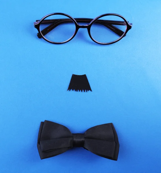 Brýle, knír a motýlek tvořící tvář — Stock fotografie