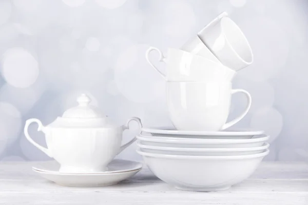 Valkoiset astiat ja keittiövälineet — kuvapankkivalokuva