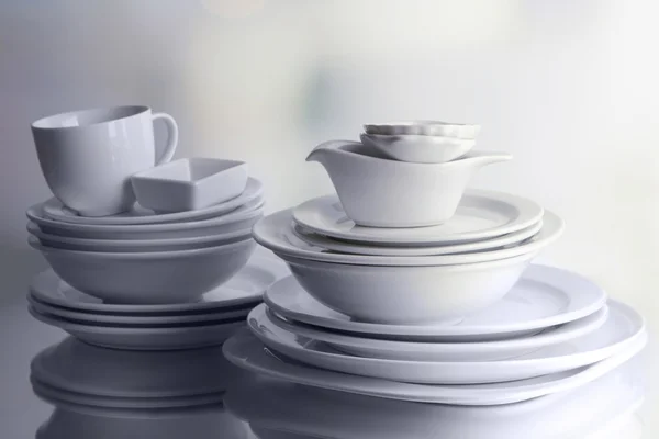 Белая посуда и кухонная утварь — стоковое фото