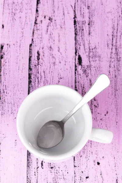 Порожня чашка з чайною ложкою — стокове фото