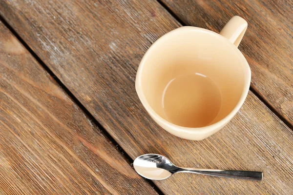 Cangkir kosong dengan sendok teh — Stok Foto