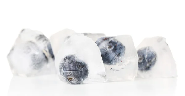 Cubi di ghiaccio con mirtillo — Foto Stock