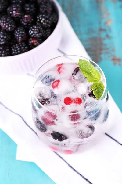 Kalter Cocktail mit Beeren — Stockfoto